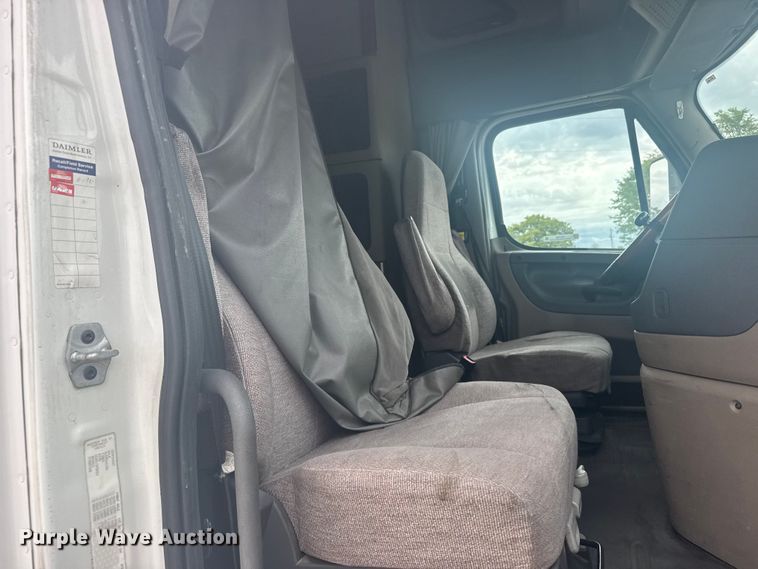 image for item FB7456 2016 Freightliner Cascadia 125 semi truck