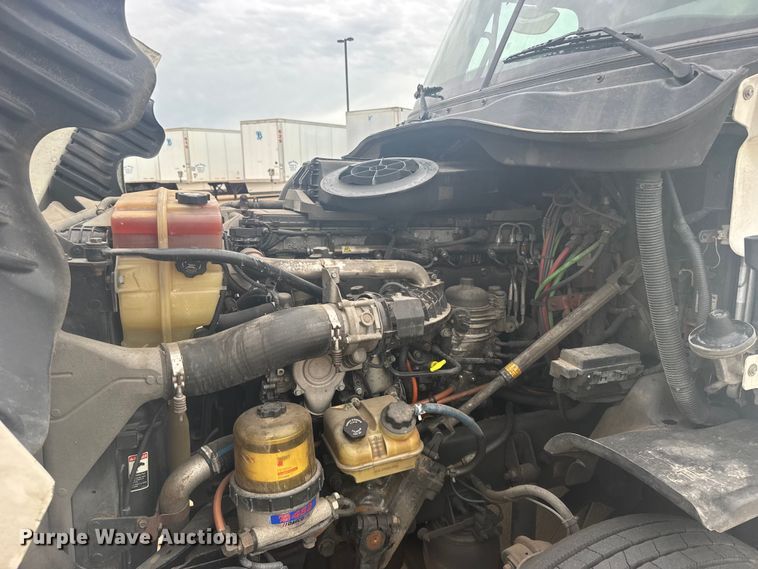 image for item FB7456 2016 Freightliner Cascadia 125 semi truck