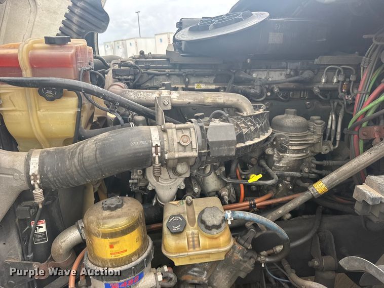 image for item FB7456 2016 Freightliner Cascadia 125 semi truck