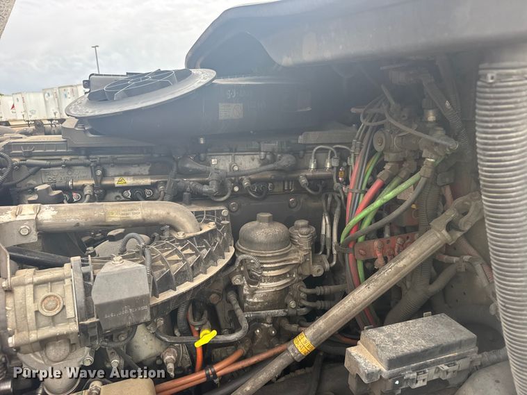 image for item FB7456 2016 Freightliner Cascadia 125 semi truck