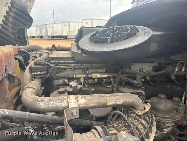 image for item FB7456 2016 Freightliner Cascadia 125 semi truck