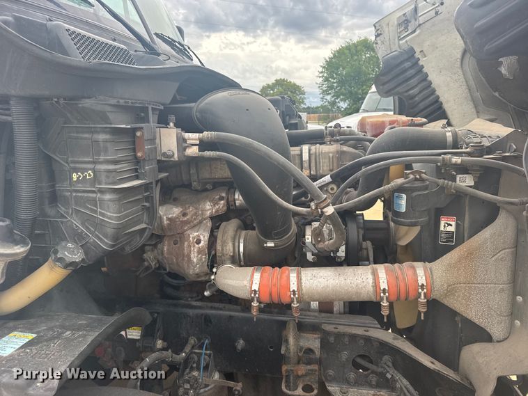 image for item FB7456 2016 Freightliner Cascadia 125 semi truck