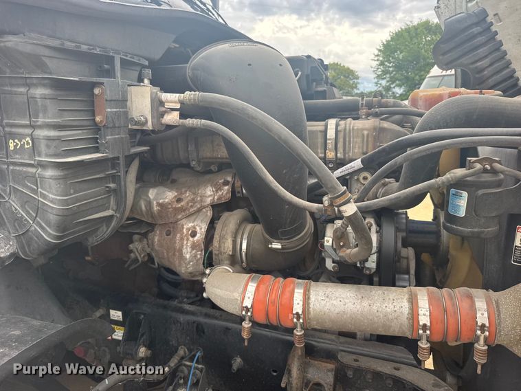 image for item FB7456 2016 Freightliner Cascadia 125 semi truck