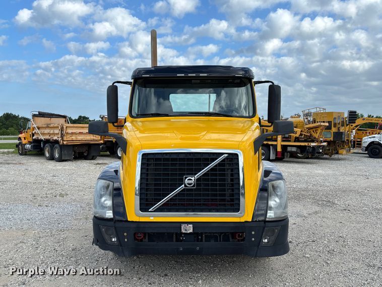 image for item FC1751 2015 Volvo VNL semi truck