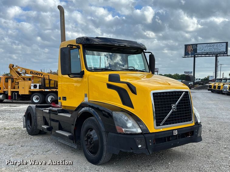 image for item FC1751 2015 Volvo VNL semi truck