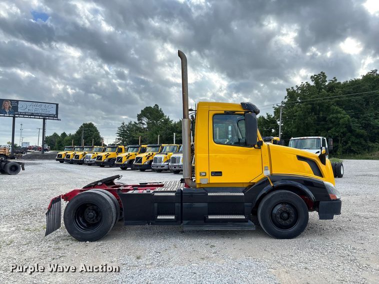 image for item FC1751 2015 Volvo VNL semi truck