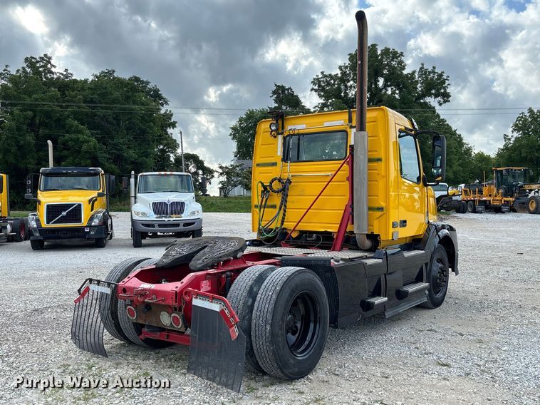 image for item FC1751 2015 Volvo VNL semi truck