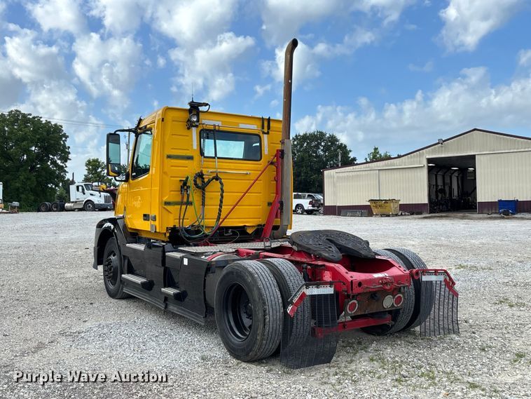 image for item FC1751 2015 Volvo VNL semi truck