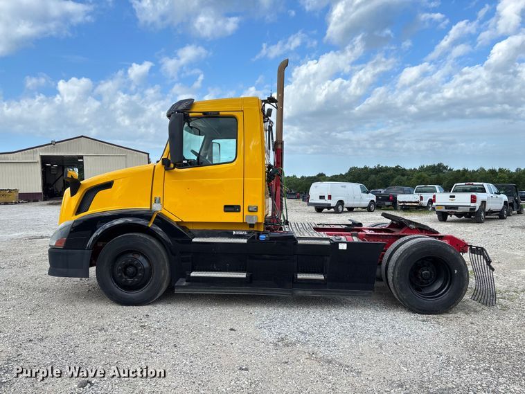 image for item FC1751 2015 Volvo VNL semi truck