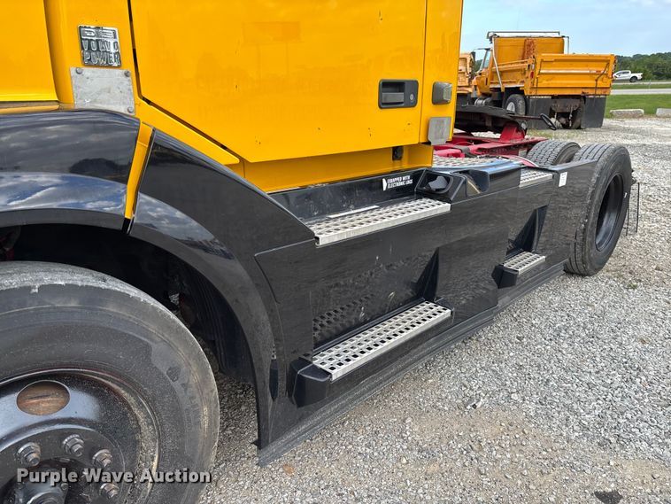 image for item FC1751 2015 Volvo VNL semi truck