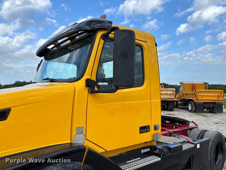 image for item FC1751 2015 Volvo VNL semi truck