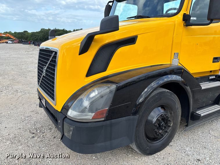 image for item FC1751 2015 Volvo VNL semi truck