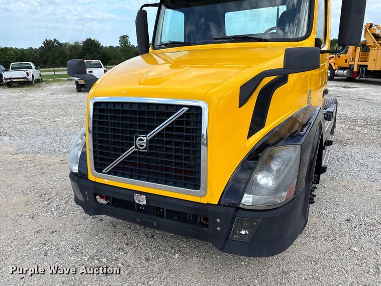 image for item FC1751 2015 Volvo VNL semi truck