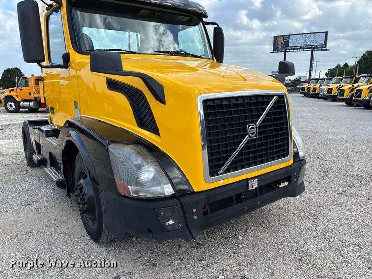 image for item FC1751 2015 Volvo VNL semi truck