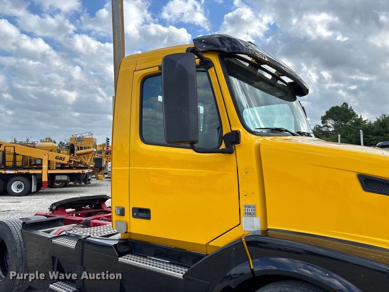 image for item FC1751 2015 Volvo VNL semi truck