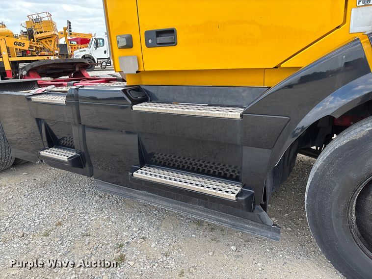 image for item FC1751 2015 Volvo VNL semi truck