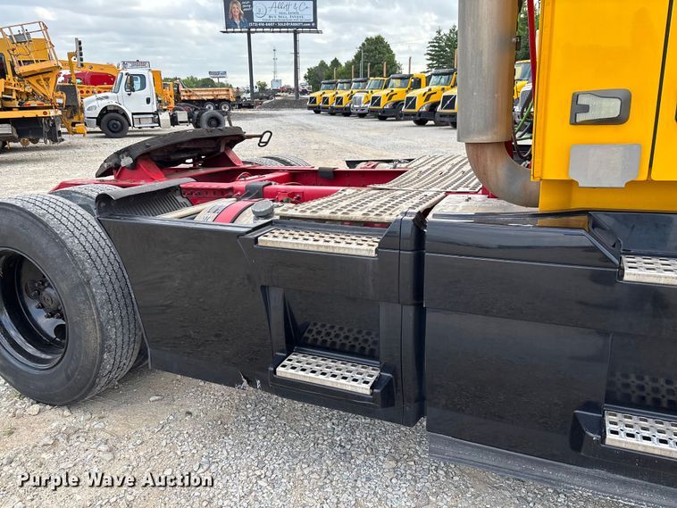 image for item FC1751 2015 Volvo VNL semi truck