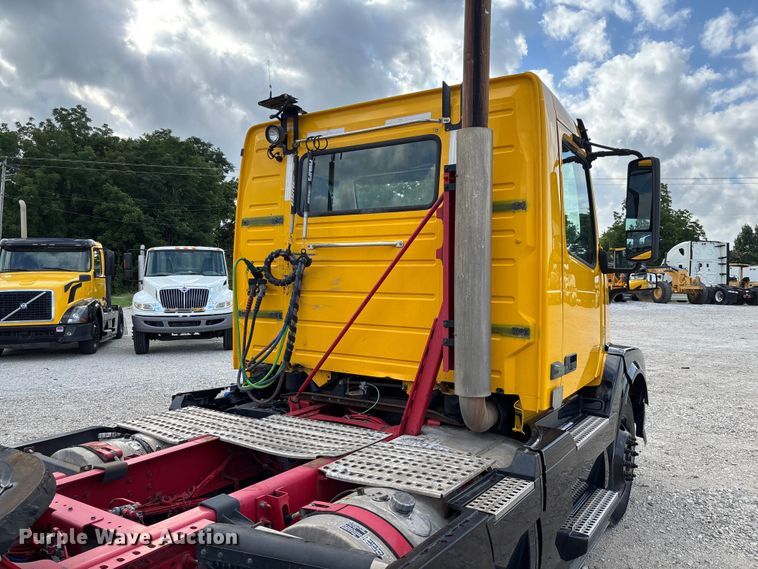 image for item FC1751 2015 Volvo VNL semi truck