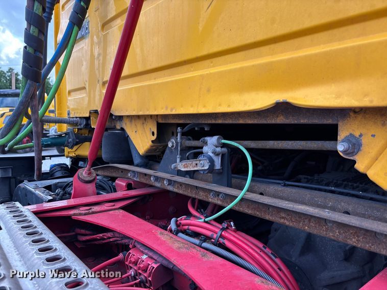 image for item FC1751 2015 Volvo VNL semi truck