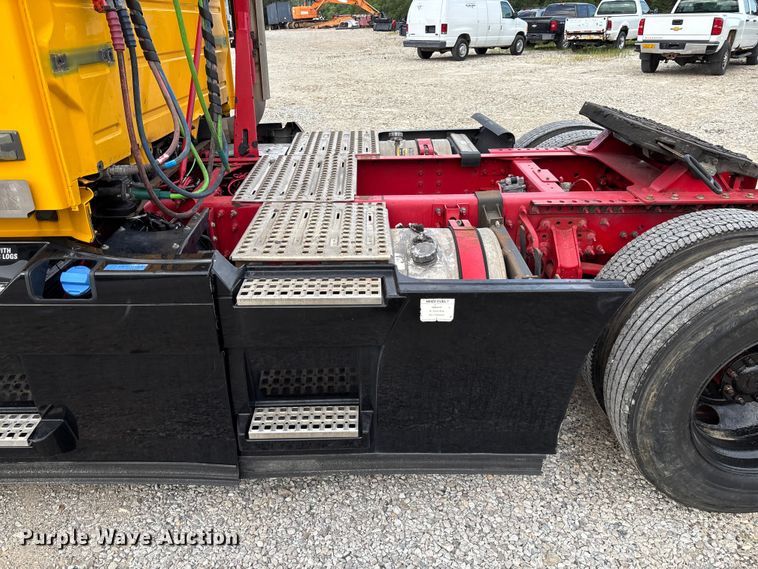 image for item FC1751 2015 Volvo VNL semi truck