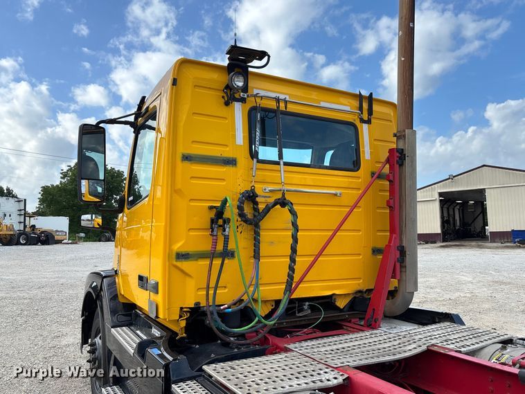 image for item FC1751 2015 Volvo VNL semi truck