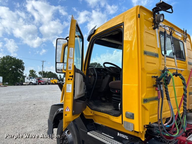 image for item FC1751 2015 Volvo VNL semi truck