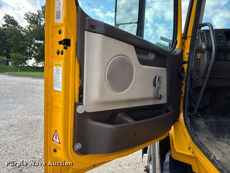 image for item FC1751 2015 Volvo VNL semi truck