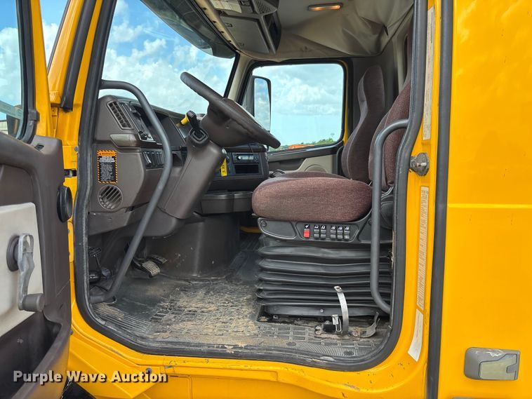 image for item FC1751 2015 Volvo VNL semi truck