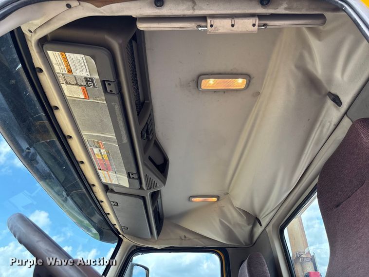 image for item FC1751 2015 Volvo VNL semi truck