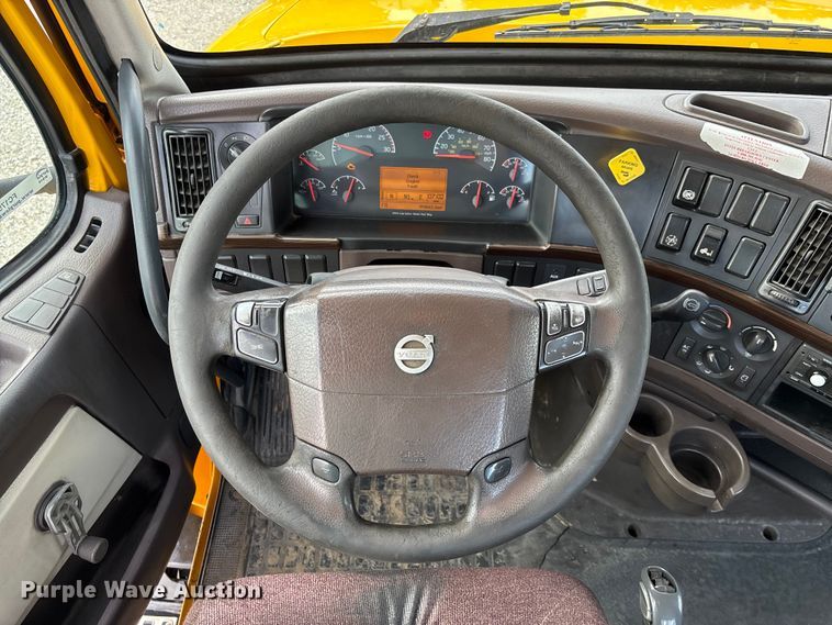 image for item FC1751 2015 Volvo VNL semi truck