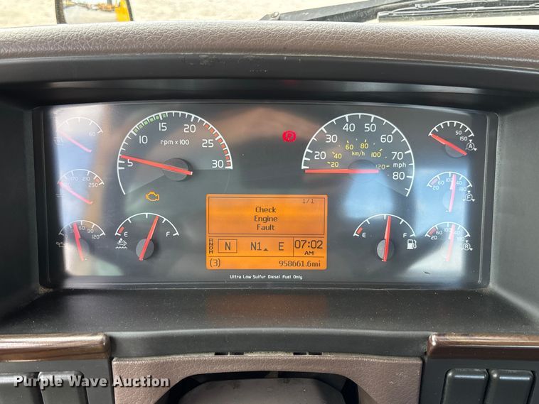 image for item FC1751 2015 Volvo VNL semi truck