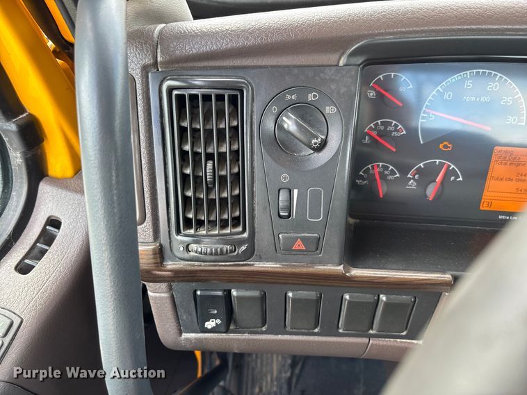 image for item FC1751 2015 Volvo VNL semi truck