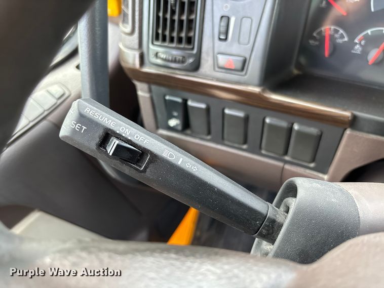 image for item FC1751 2015 Volvo VNL semi truck