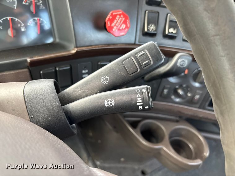 image for item FC1751 2015 Volvo VNL semi truck