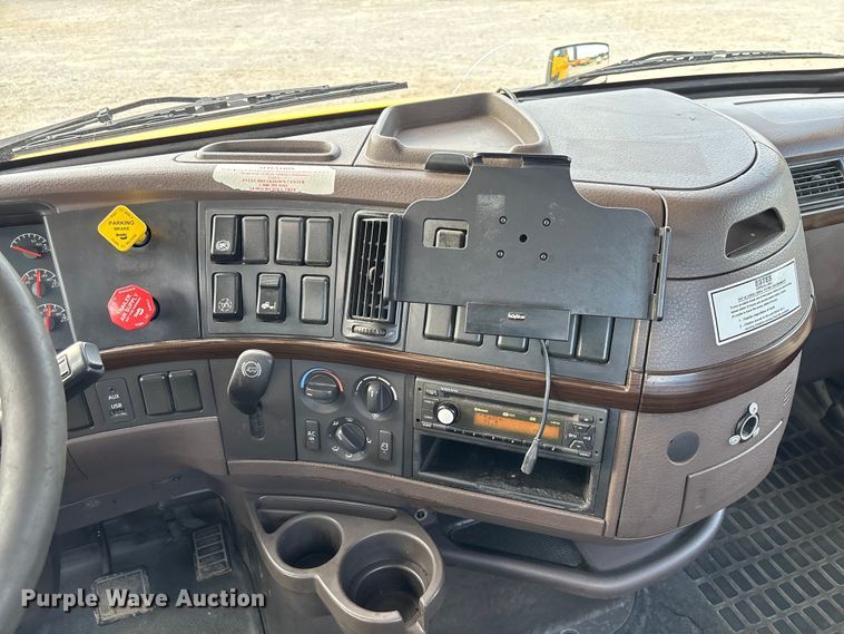 image for item FC1751 2015 Volvo VNL semi truck