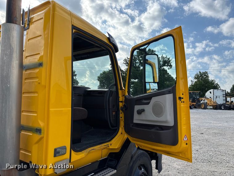 image for item FC1751 2015 Volvo VNL semi truck