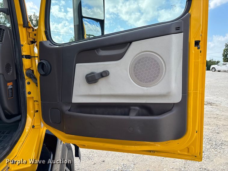 image for item FC1751 2015 Volvo VNL semi truck