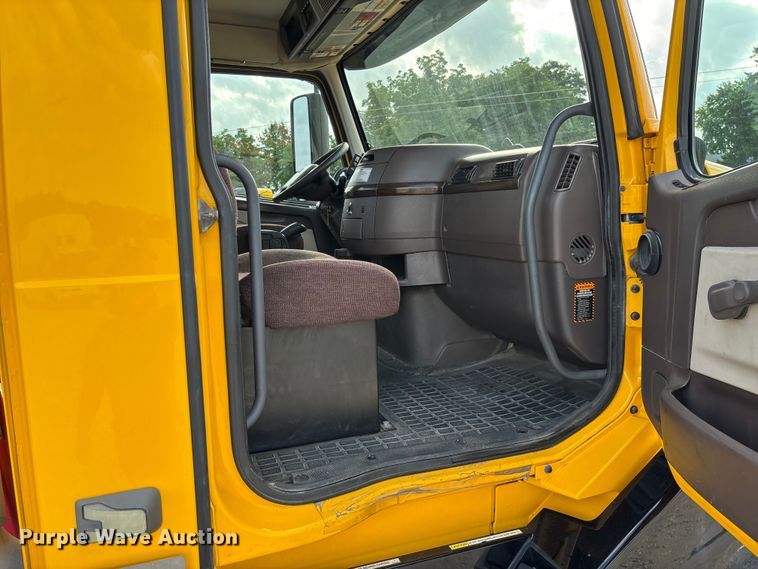 image for item FC1751 2015 Volvo VNL semi truck