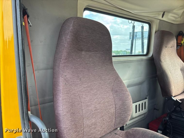 image for item FC1751 2015 Volvo VNL semi truck