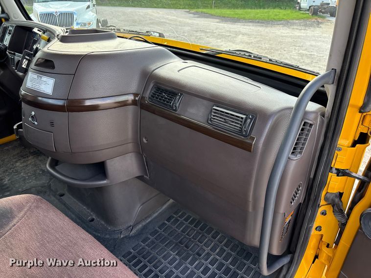 image for item FC1751 2015 Volvo VNL semi truck