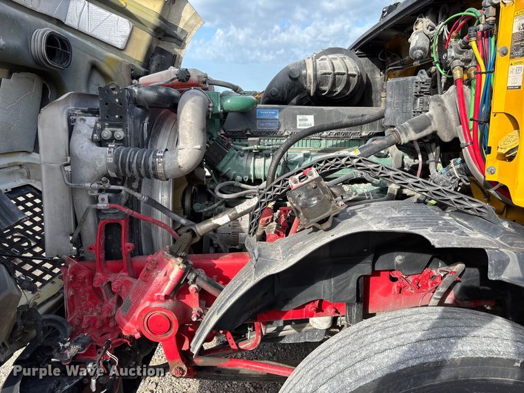 image for item FC1751 2015 Volvo VNL semi truck