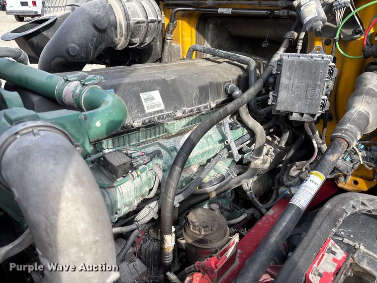 image for item FC1751 2015 Volvo VNL semi truck