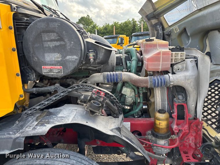 image for item FC1751 2015 Volvo VNL semi truck