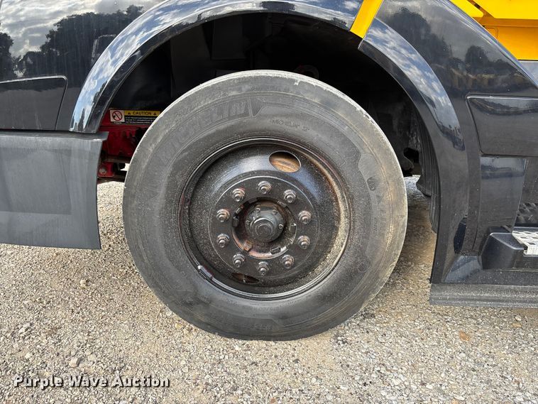 image for item FC1751 2015 Volvo VNL semi truck