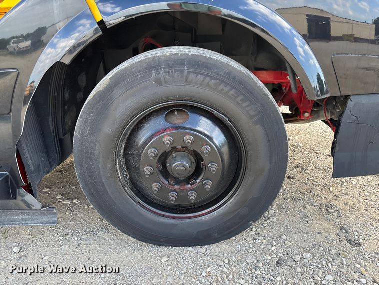 image for item FC1751 2015 Volvo VNL semi truck