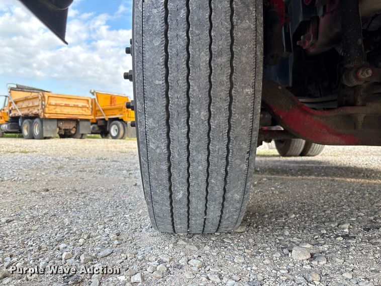 image for item FC1751 2015 Volvo VNL semi truck
