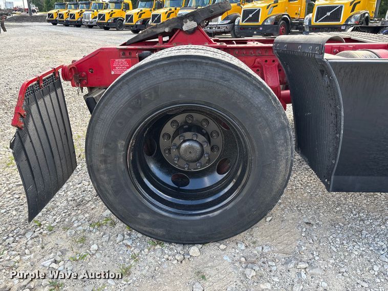 image for item FC1751 2015 Volvo VNL semi truck