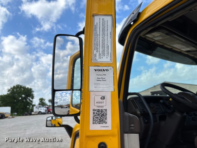 image for item FC1751 2015 Volvo VNL semi truck