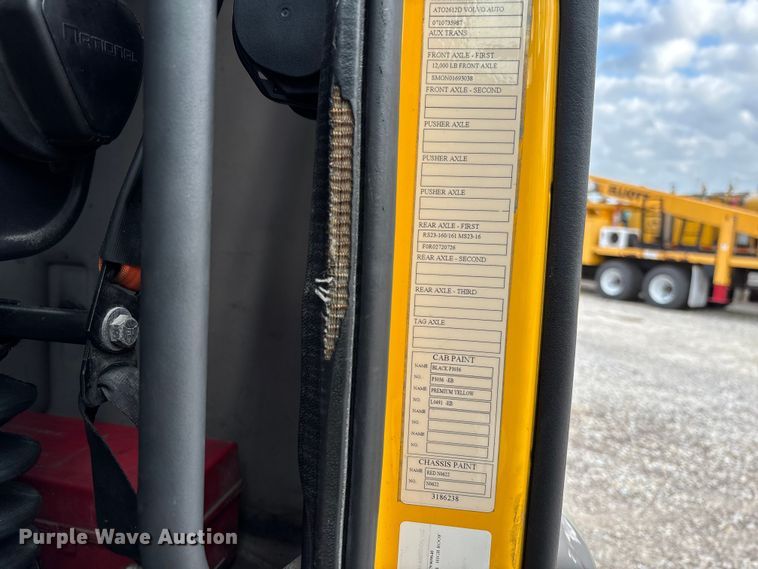 image for item FC1751 2015 Volvo VNL semi truck