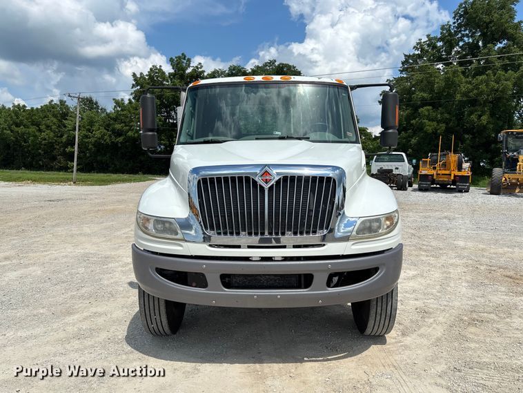 image for item FC1824 2019 International 4300 truck cab and chassis